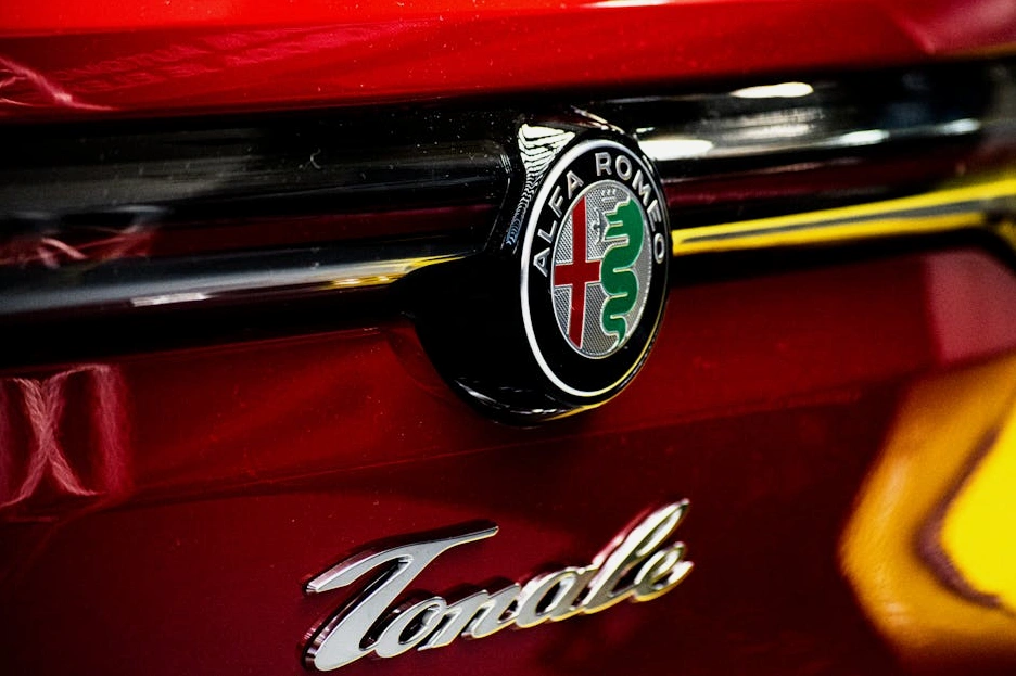 Projektant pracujący nad identyfikacją wizualną